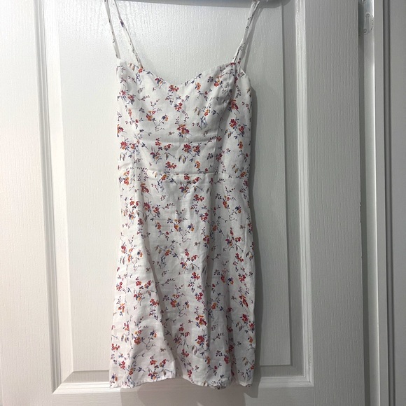 Reformation Roarke Linen Dress in Gabrielle White Red Floral - Picture 4 of 4